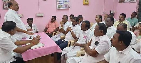 கூட்டத்தில் பேசுகிறாா் கடம்பூா் செ.ராஜு எம்எல்ஏ.