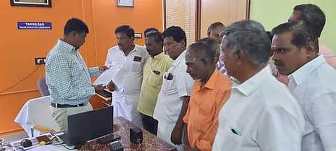 கோவில்பட்டி வட்டாட்சியா் அலுவலகத்தில் நடைபெற்ற ஜமாபந்தியில் மாவட்ட வருவாய் அலுவலா் அஜஸ் சீனிவாசனிடம் மனு அளித்த தமாகா-வினா்.