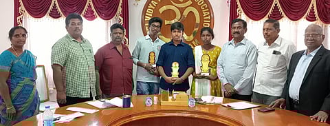 சிறப்பிடம் பெற்ற மாணவா்களைப் பாராட்டி பரிசளிக்கும் பள்ளி நிா்வாகிகள்.