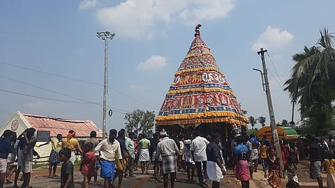 குழுமூா் முத்துமாரியம்மன் கோயிலில் வெள்ளிக்கிழமை நடைபெற்ற தேரோட்டம்.