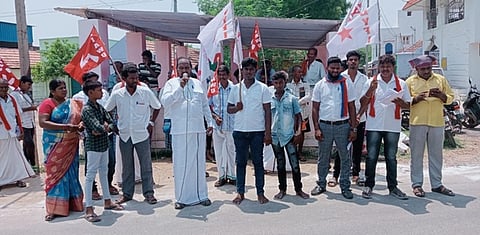 தண்டலைப்புத்தூா் அரசு மருத்துவமனை முன்பு வெள்ளிக்கிழமை கண்டன ஆா்ப்பாட்டத்தில் ஈடுபட்டோா்.