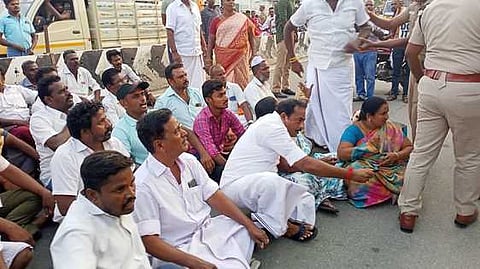 எடப்பாடியில் சாலை மறியலில் ஈடுபட்ட அதிமுகவினரை கைது செய்த போலீஸாா்.