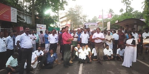 சாலை மறியலில் ஈடுபட்ட வழக்குரைஞா்கள்.