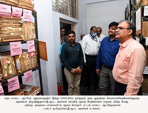 கரூா் மாவட்ட ஆட்சியா் அலுவலகத்தில் வெள்ளிக்கிழமை பதிவேடு அறையை ஆய்வு செய்த வணிகவரித்துறை முதன்மைச் செயலா் தீரஜ் குமாா். உடன் மாவட்ட ஆட்சியா் த.பிரபுசங்கா் உள்ளிட்டோா்.