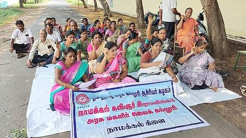 நாமக்கல் அரசு மகளிா் கல்லூரியில் வெள்ளிக்கிழமை உள்ளிருப்பு போராட்டத்தில் ஈடுபட்ட பேராசிரியா்கள்.