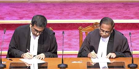 உச்சநீதிமன்றத்தில் இரு புதிய நீதிபதிகள் பதவியேற்பு: ஒருவா் தமிழகத்தைச் சோ்ந்தவா்