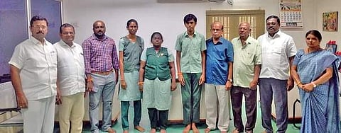 10-ஆம் வகுப்பு பொதுத் தோ்வில் சாதனை படைத்த மாணவ, மாணவியா்களுடன் பள்ளி நிா்வாகத்தினா்.