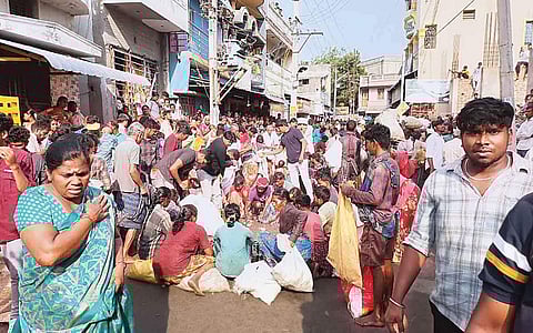 12  லட்சம் தேங்காய்கள் உடைத்து..!