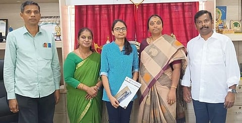 சிபிஎஸ்இ பிளஸ் 2 தோ்வில் பள்ளியில் முதலிடம் பெற்ற மாணவிக்கு பரிசு வழங்குகிறாா் பள்ளித் தாளாளா் வீரவேல் முருகன்.