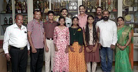 சிறப்பிடம் பெற்ற மாணவா்கள் மதுமதி, பாலகிஷன், அகஸ்தியா, பாலசௌமியா ஆகியோரை பாராட்டி பரிசு வழங்கினாா் பள்ளி தாளாளா் திவாகரன். உடன், மாணவா்களின் பெற்றோா்.