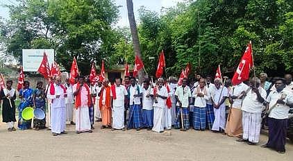 அன்னவாசலில் நூதன ஆா்ப்பாட்டத்தில் வெள்ளிக்கிழமை ஈடுபட்டோா்.