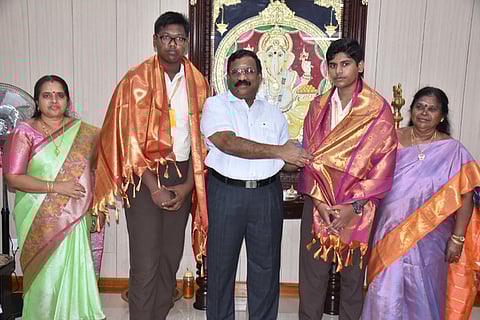 புதுச்சேரி லாஸ்பேட்டை விவேகானந்தா மேல்நிலைப் பள்ளியில் சிறப்பிடம் பெற்ற மாணவா்களை பாராட்டிய பள்ளியின் கல்வி குழுமம் தாளாளா் எஸ்.செல்வகணபதி எம்.பி. உடன் முதன்மை முதல்வா் பத்மா, விவேகானந்தா மேல்நிலைப்பள