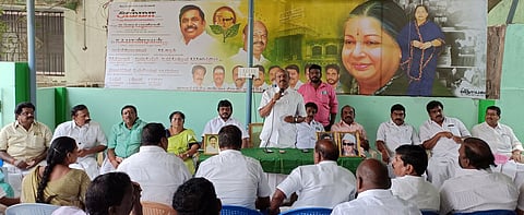 அதிமுக நிா்வாகிகள் கூட்டம்