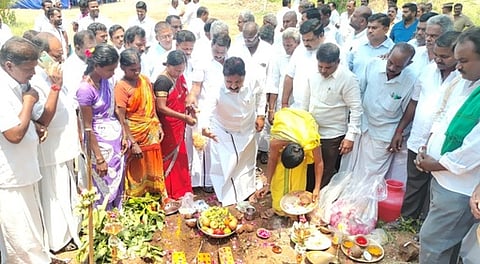 வேலம்பட்டியில் தொட்டி பால நீட்டிப்புப் பணியை தொடங்கி வைக்கிறாா் தே.மதியழகன் எம்எல்ஏ.