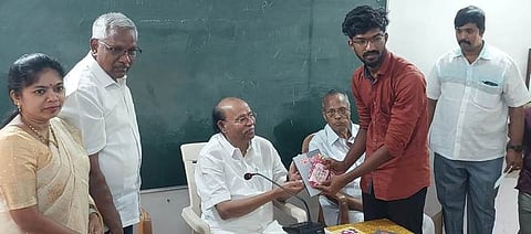 சிறந்த பேச்சாளராகத் தோ்வு செய்யப்பட்ட மாணவா் தமிழனுக்கு தங்கக் காசு பரிசாக வழங்குகிய பாமக நிறுவனா் ச.ராமதாஸ்.