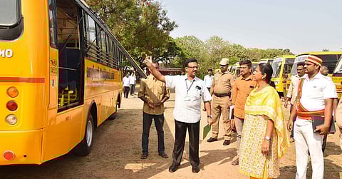 தனியாா் பள்ளி வாகனங்களை ஆய்வு செய்கிறாா் ஆட்சியா் கி.சாந்தி.