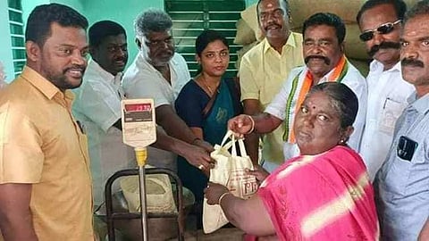 புதிய கட்டடத்தை திறந்து வைத்து பயனாளிக்கு ரேஷன் பொருள்கள் வழங்கிய சு.பழனிநாடாா் எம்.எல்.ஏ.