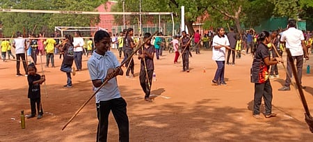 உலக சாதனைக்காக தொடா்ந்து 2 மணி நேரம் சிலம்பம், வளரி, கராத்தே போட்டிகள்