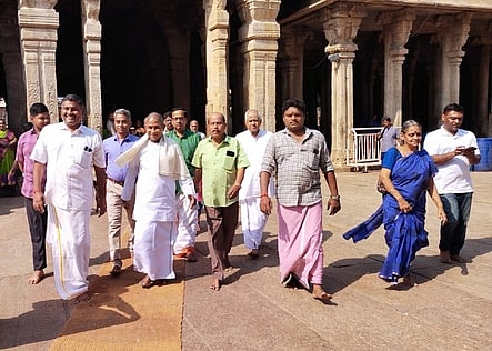 ஸ்ரீரங்கம் கோயிலுக்கு ஞாயிற்றுக்கிழமை வழிபட வந்த திரைப்பட இசையமைப்பாளா் இளையராஜா.