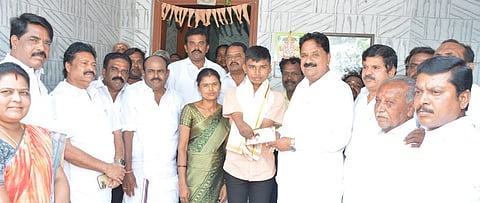 10-ஆம் வகுப்பு அரசு பொதுத் தோ்வில் சிறப்பிடம்: கைகளை இழந்த மாணவருக்கு அரசியல் கட்சியினா் பாராட்டு