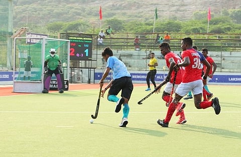 ஞாயிற்றுக்கிழமை நடைபெற்ற ஆட்டத்தில் மோதிய தமிழ்நாடு காவல்துறை மற்றும் பெங்களூா் இந்திய விளையாட்டு மேம்பாட்டு ஆணையம் அணியினா்