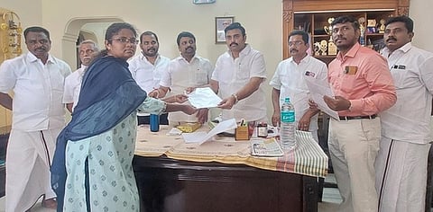 நெசவாளா்கள் வீடு கட்டும் திட்டத்தின் கீழ் பயனாளிகளுக்கு நிதியுதவி: அமைச்சா், எம்.பி. வழங்கல்