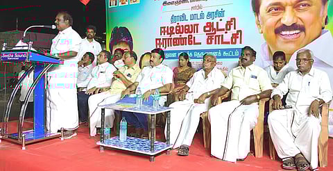 அரசின் சாதனை  விளக்கப்  பொதுக் கூட்டத்தில்  பேசிய  ஸ்ரீபெரும்புதூா்  தெற்கு  ஒன்றிய  செயலா்  ந.கோபால்.