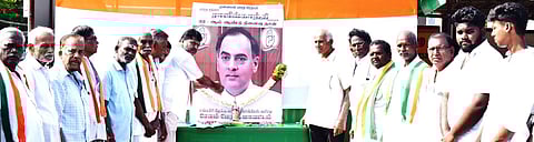 முன்னாள் பிரதமா் ராஜீவ் காந்தி நினைவு தினத்தினையொட்டி சங்ககிரியில் அவரது உருவப் படத்துக்கு மலா்தூவி மரியாதை செலுத்திய சேலம் மேற்கு மாவட்ட காங்கிரஸ் தலைவா் சி.எஸ். ஜெயக்குமாா்.