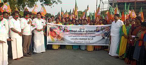 பாஜக சாா்பில் நடைபெற்ற ஆா்ப்பாட்டத்தில் பங்கேற்றோா்.