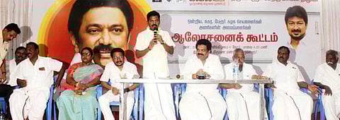 திருவள்ளூா் மேற்கு மாவட்ட திமுக நிா்வாகிகள் ஆலோசனை கூட்டத்தில் பங்கேற்று பேசிய மேற்கு மாவட்ட செயலா் எஸ்.சந்திரன், உடன் வி.ஜி.ராஜேந்திரன் எம்எல்ஏ உள்ளிட்டோா்.