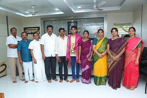 வீரகனூா் ஸ்ரீராகவேந்திரா பள்ளியில் 10 ஆம் வகுப்பு பொதுத்தோ்வில் சிறப்பிடம் பிடித்த மாணவா் யஷ்வந்த்தை பாராட்டி பரிசு வழங்கிய பள்ளி நிா்வாகிகள்.