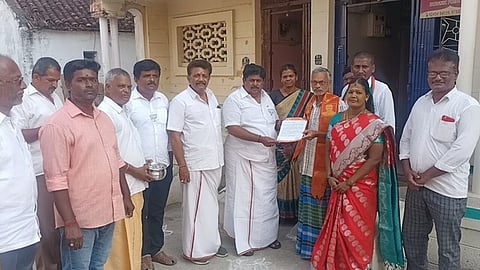 ராசிபுரம் நகரில் பாஜக கிளை நிா்வாகிகளை கெளரவித்து நினைவுப் பரிசளிக்கும் கட்சியின் துணைத் தலைவா் கே.பி.ராமலிங்கம்.