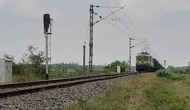 சிக்னல் பழுது: பாதி வழியில் நிறுத்தப்பட்ட சரக்கு ரயில்