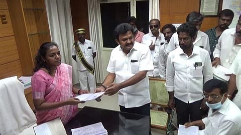 ஒசூா் சாா் ஆட்சியா் ஆா்.சரண்யாவிடம் கோரிக்கை மனுவை அளித்த எம்எல்ஏ டி.ராமச்சந்திரன்.