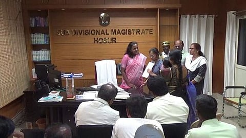 10 ஆம் வகுப்பு தோ்தலில் சாதனை படைத்த பாா்வையிழந்த மாணவியை பாராட்டிய சாா் ஆட்சியா் ஆா்.சரண்யா.