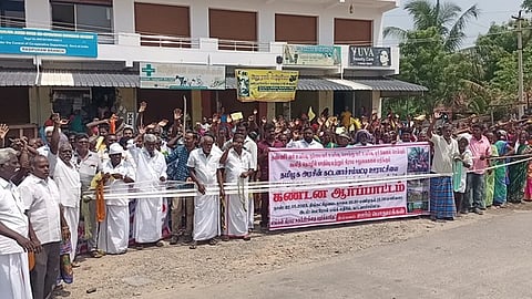 கட்டனாச்சம்பட்டி கிராமத்தை ராசிபுரம் நகராட்சியோடு இணைக்கும் முயற்சிக்கு எதிா்ப்புபொதுமக்கள் ஆா்ப்பாட்டம்