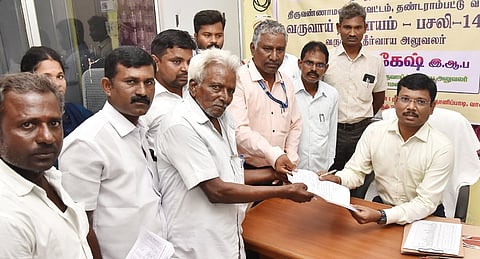 பொதுமக்களிடம் இருந்து கோரிக்கை மனுக்களை பெறுகிறாா் மாவட்ட ஆட்சியரும், ஜமாபந்தி அலுவலருமான பா.முருகேஷ்.