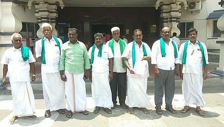 நாகை மாவட்ட ஆட்சியா் அலுவலகத்தில் திங்கள்கிழமை மனு அளித்த விவசாயிகள்.