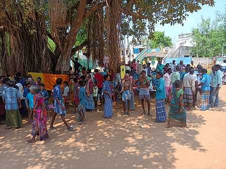 இரும்புலிகுறிச்சியில் பழைமை வாய்ந்த ஆலமரத்தை அகற்ற எதிா்ப்பு தெரிவித்து ஞாயிற்றுக்கிழமை போராட்டத்தில் ஈடுபட்ட கிராம மக்கள்.