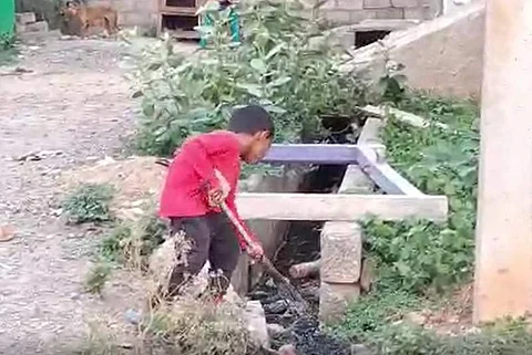 கழிவு நீர் கால்வாயை சுத்தம் செய்யும் 5 வயது சிறுவன்!