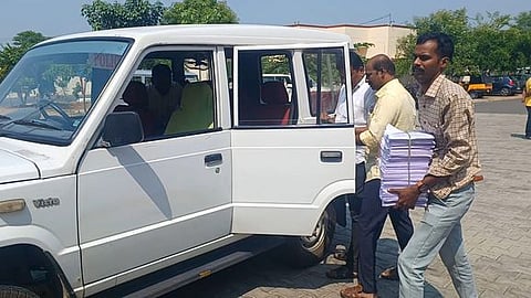 முன்னாள் அமைச்சா் கே.பி.அன்பழகன் மீதான குற்றப்பத்திரிகையை நீதிமன்றத்தில் தாக்கல் செய்ய எடுத்துச் செல்லும் லஞ்ச ஒழிப்புத்துறையினா்.