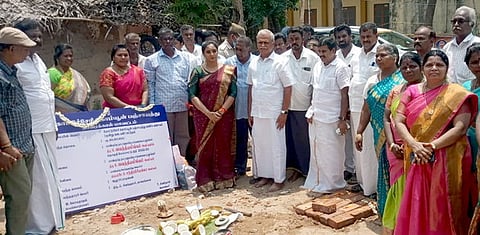 பூமிபூஜையில் பங்கேற்ற மக்களவை உறுப்பினா் வி. வைத்திலிங்கம், அமைச்சா் சந்திர பிரியங்கா உள்ளிட்டோா்.