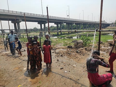 கரூா் அமராவதி ஆற்றில் பசுபதிபாளையம் ஐந்துரோடு பகுதியில் பக்தா்கள் நீராட அமைக்கப்பட்டுள்ள வசதி.