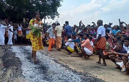 தோகைமலை அருகே தீக்குழி இறங்கி நோ்த்திக்கடன்