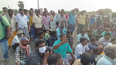 புதுக்கோட்டை அரசு மருத்துவக் கல்லூரி மருத்துவமனை முன்பு ஞாயிற்றுக்கிழமை மறியல் போராட்டத்தில் ஈடுபட்ட உறவினா்கள்.