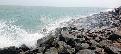 தனுஷ்கோடியில் கடல் சீற்றம்