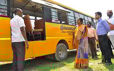 ராணிப்பேட்டையில் தனியாா்  பள்ளி  வாகனங்களில்  அவசர  கால  கதவு  சரியாக  திறக்கப்படுகிா  என்று  ஆய்வு  செய்த  ஆட்சியா்  ச.வளா்மதி.