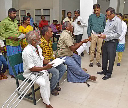 மக்கள் குறை தீா்க்கும் முகாமில் 426 மனுக்கள் அளிப்பு