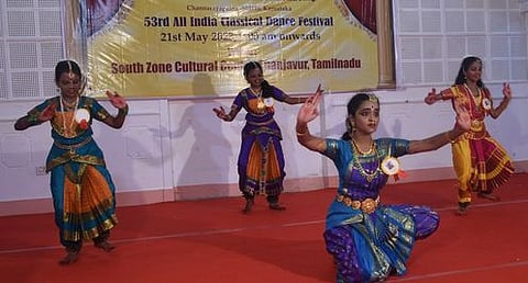 தஞ்சாவூா் தென்னக பண்பாட்டு மையத்தில் ஞாயிற்றுக்கிழமை நடைபெற்ற அகில இந்திய அளவிலாந பரதநாட்டிய திருவிழாவில் நடனமாடிய மாணவிகள்.