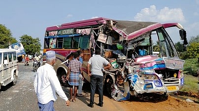 தனியாா் பேருந்து - வேன் மோதல்: 28 போ் காயம்